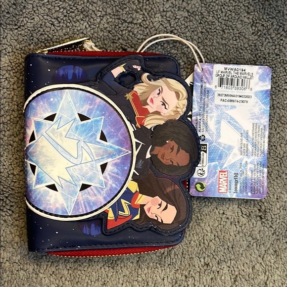 Loungefly Marvel Women's Wallet with Marvel Design NWT Glow in the Dark - Picture 12 of 12